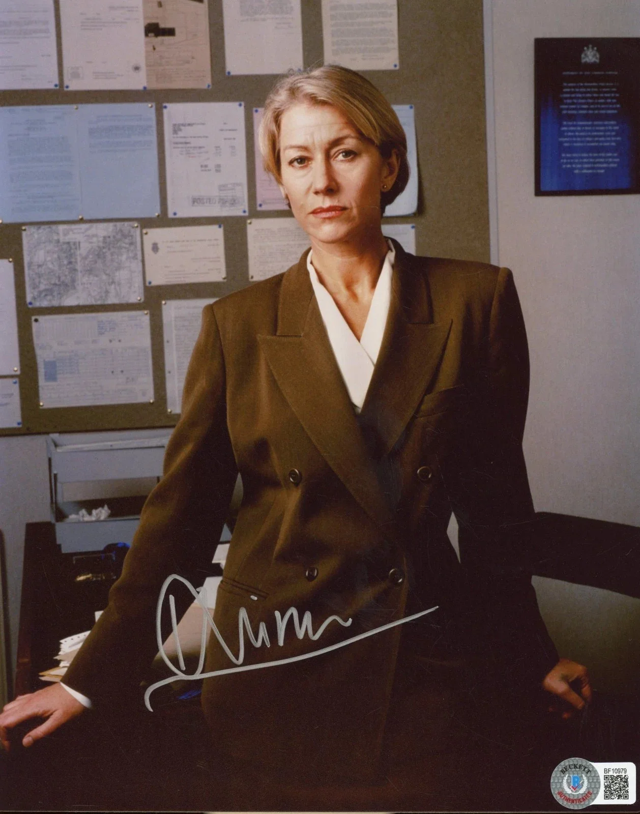 Helen Mirren — Helen Mirren Autographed 8x10 Color Photo...Beckett Authenticated!
