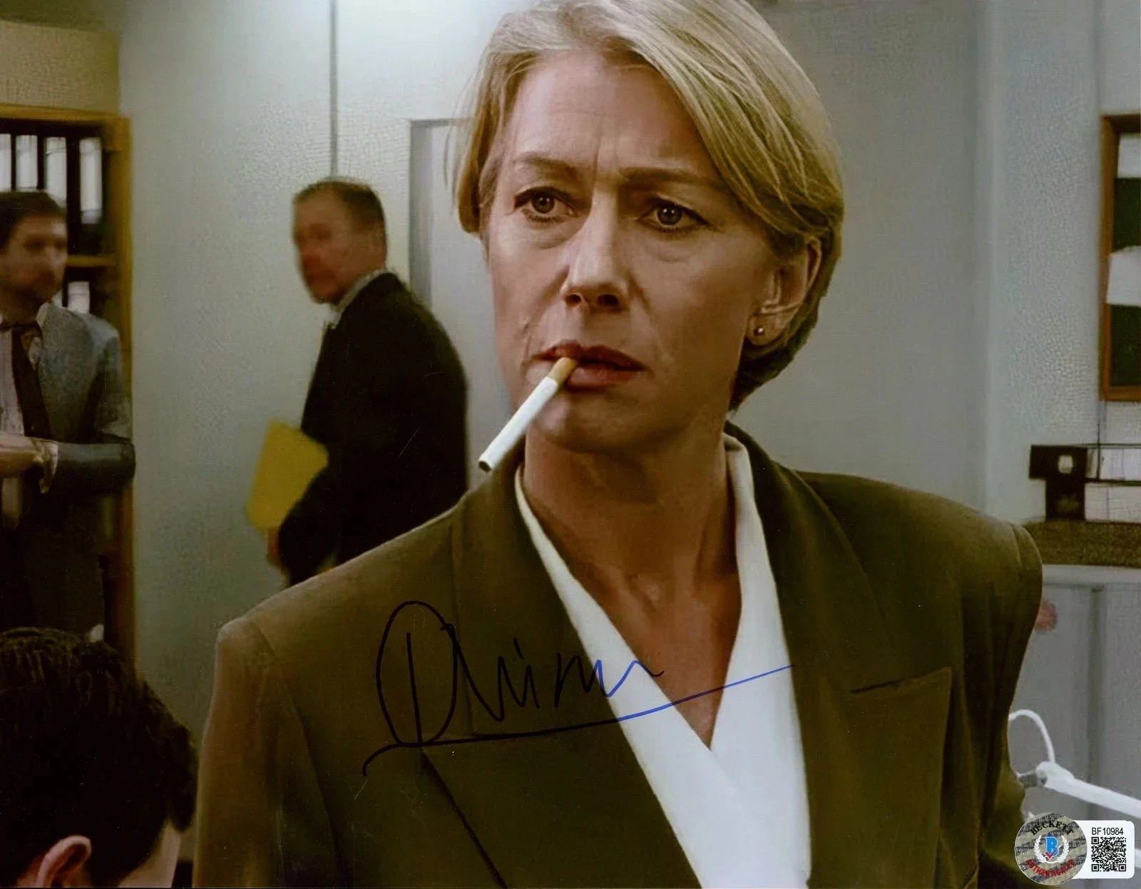 Helen Mirren — Helen Mirren Autographed 8x10 Color Photo...Beckett Authenticated!