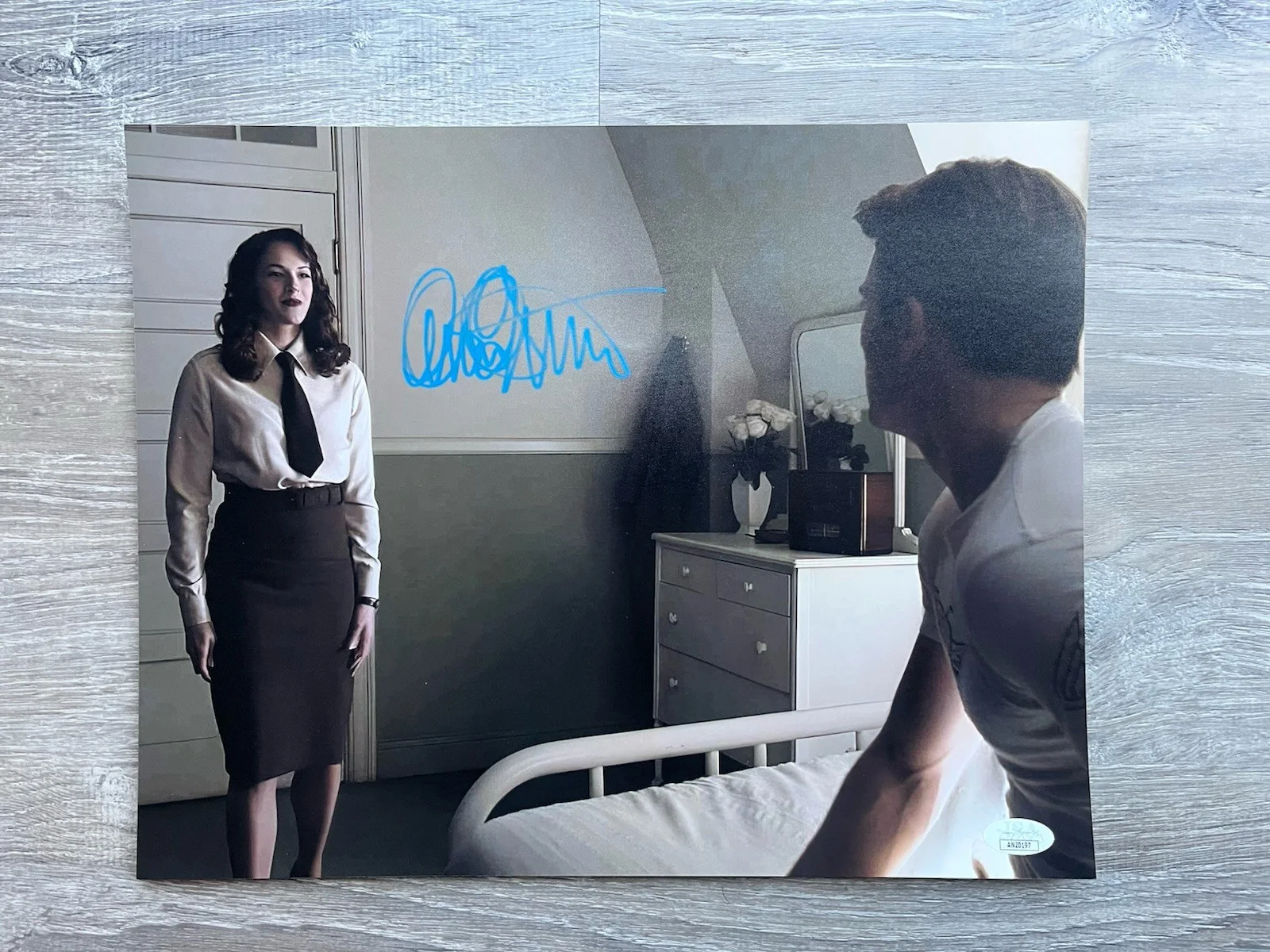 Amanda Righetti — Amanda Righetti Signed Captain America 11x14 Photo JSA COA Marvel SHIELD, image 2