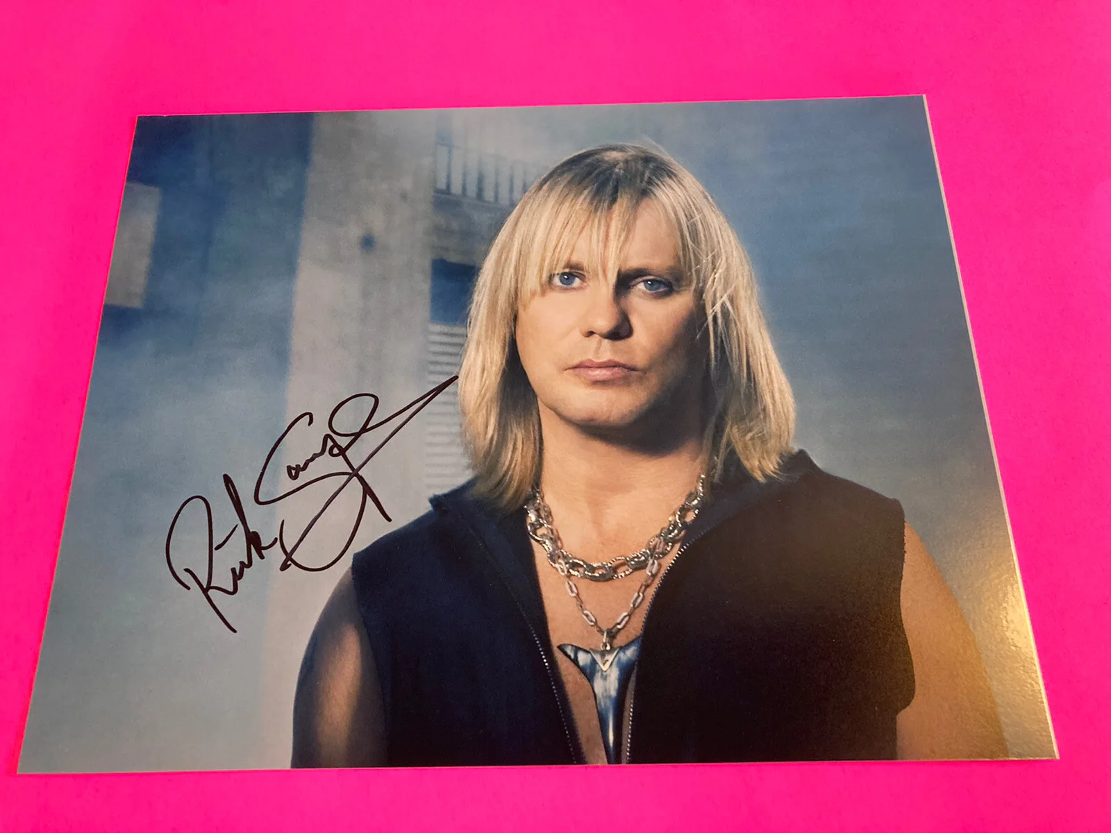 DEF LEPPARD RICK SAVAGE SIGNED 11X14 PHOTO #a *EXACT PROOF*, image 2