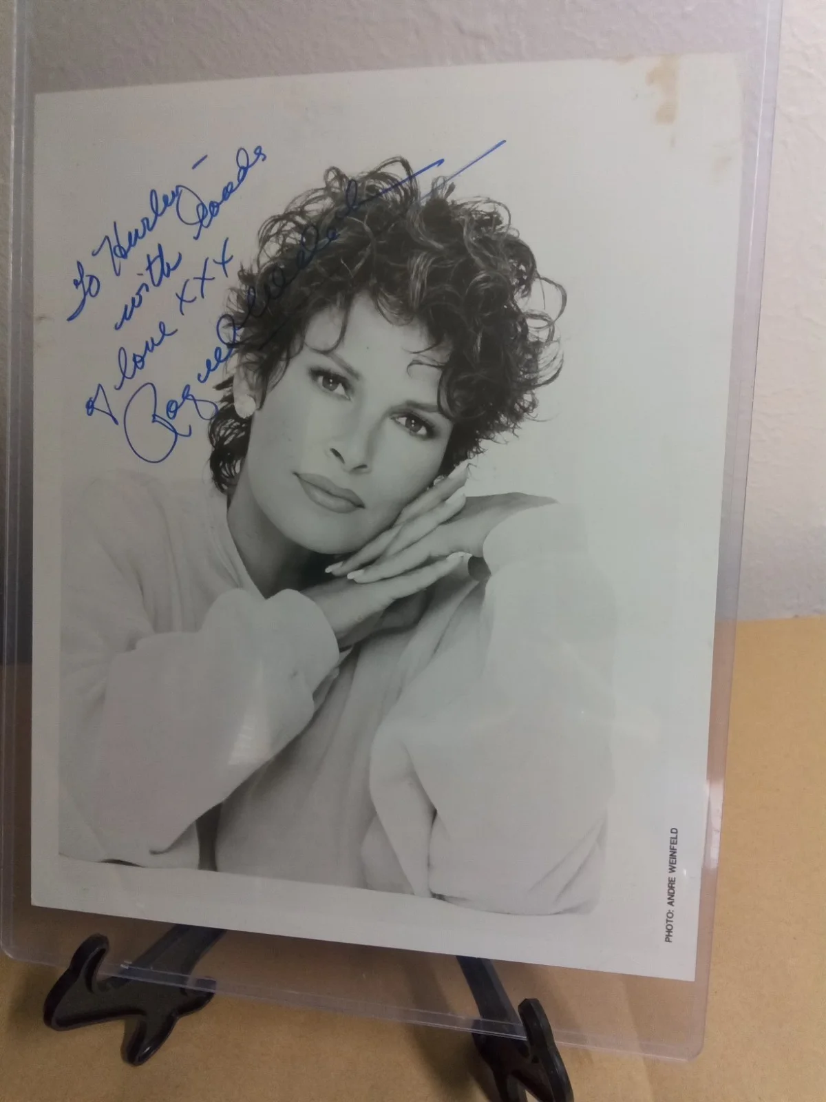 Vintage Raquel Welch Autenticated Autographed B&W 8x10 Photo, изображение 2