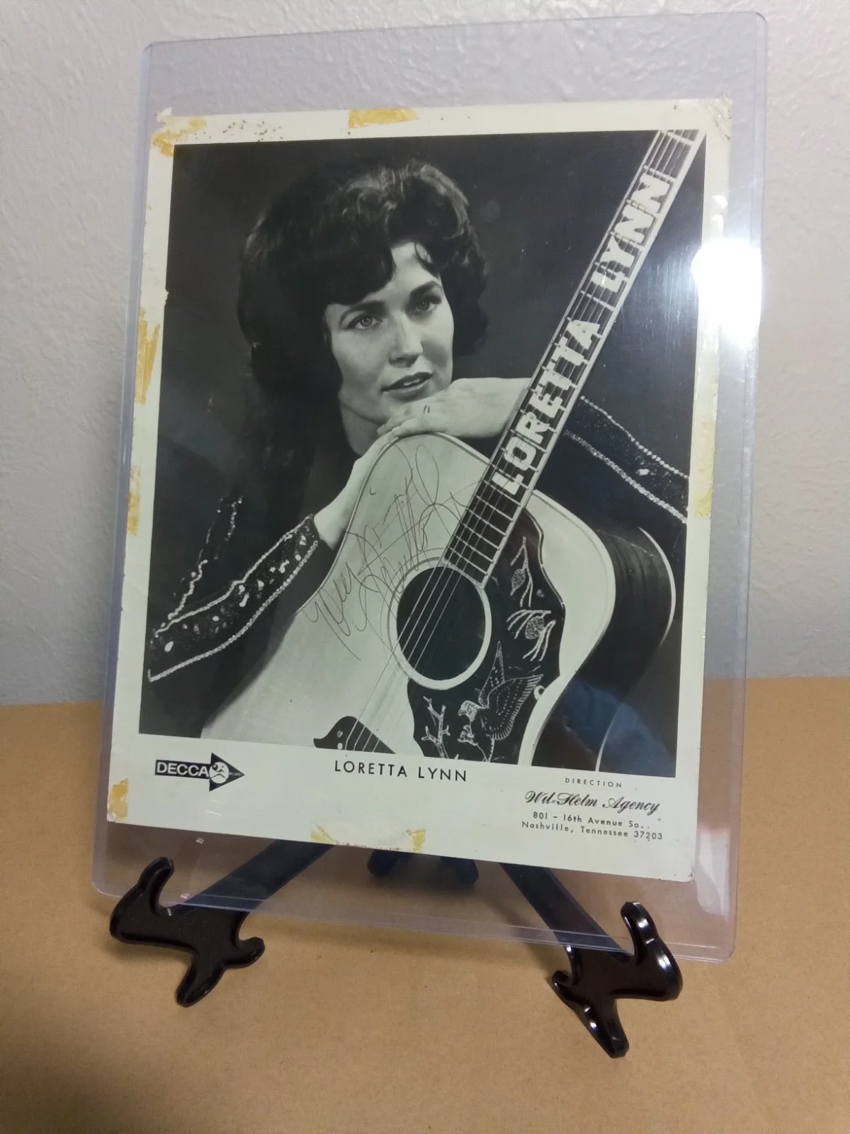 Legend Country Singer Loretta Lynn Autographed Promotional Photo With Guitar, image 2