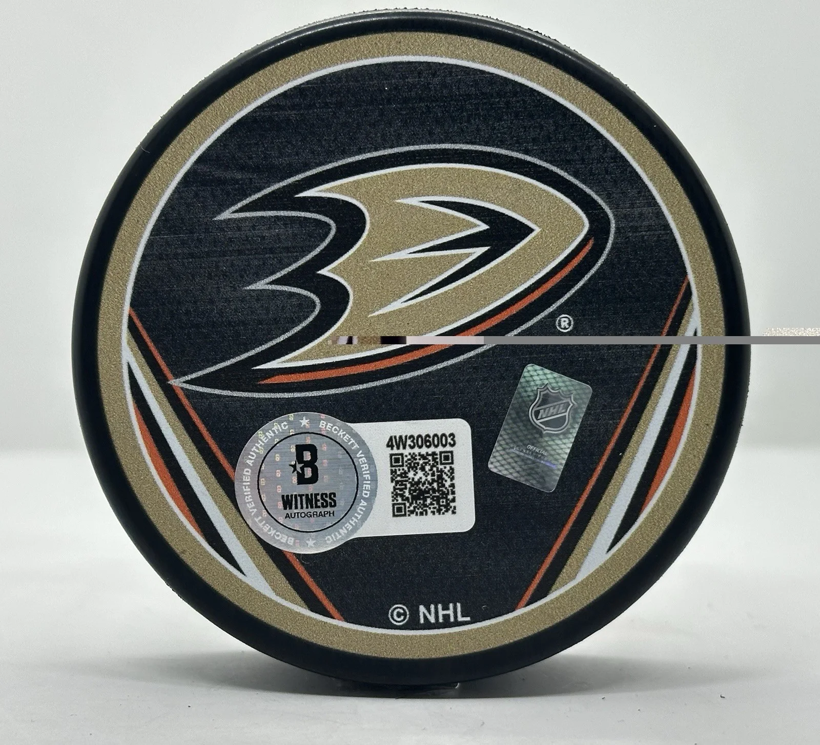 Emilio Estevez — Emilio Estevez Autographed The Mighty Ducks Reverse Retro Hockey Puck ! BAS W, изображение 2