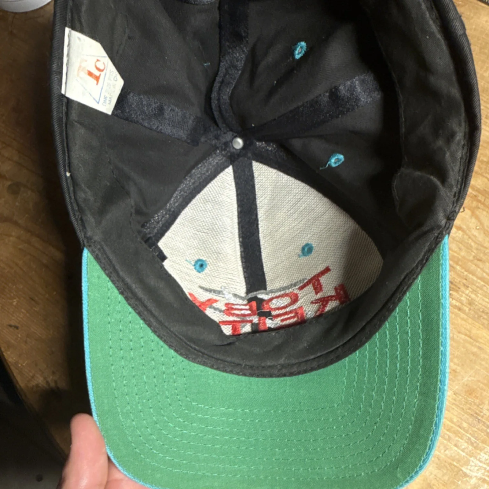 Toby Keith Livin' In A Boom Town Autographed Hat Black/Teal, изображение 2