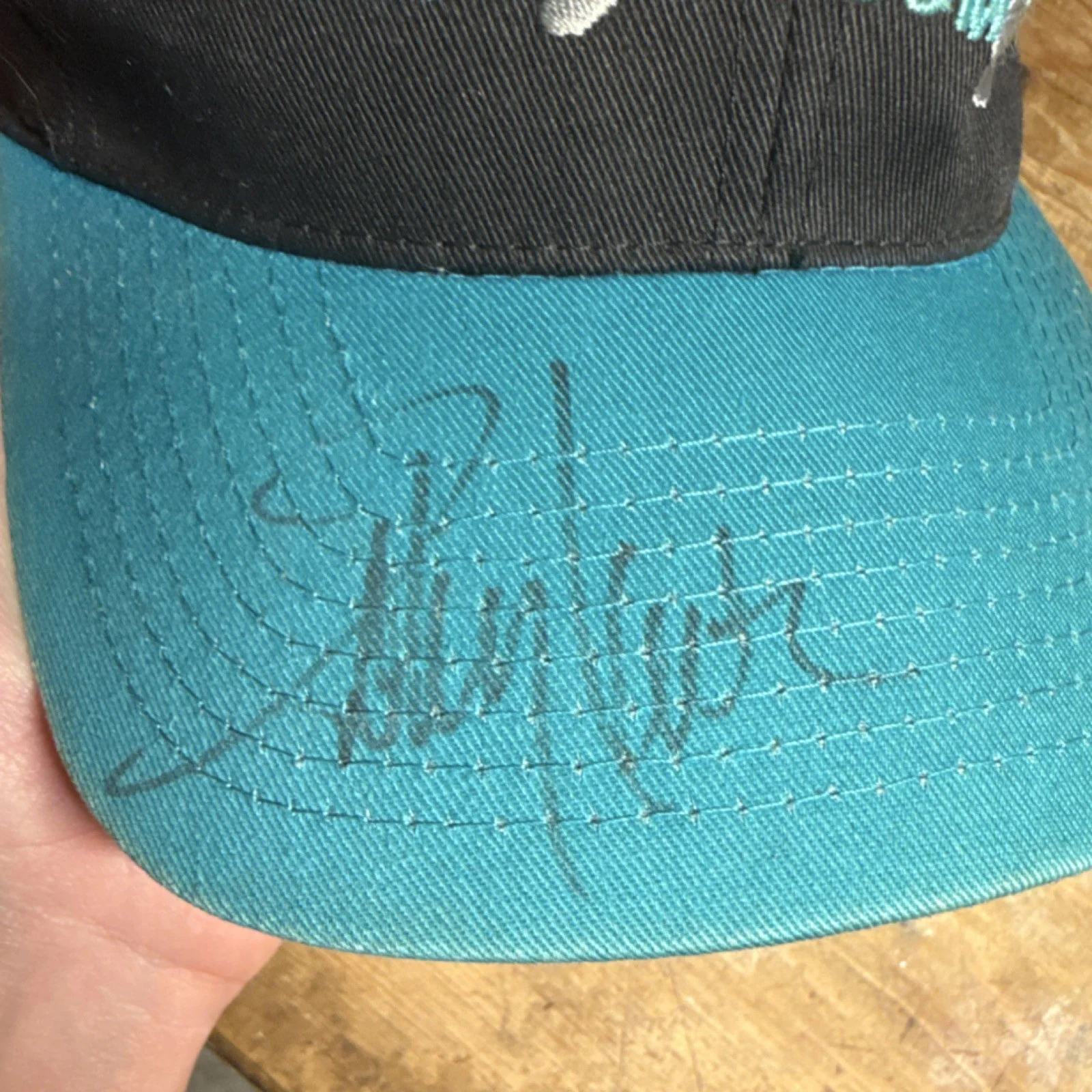 Toby Keith Livin' In A Boom Town Autographed Hat Black/Teal, изображение 5