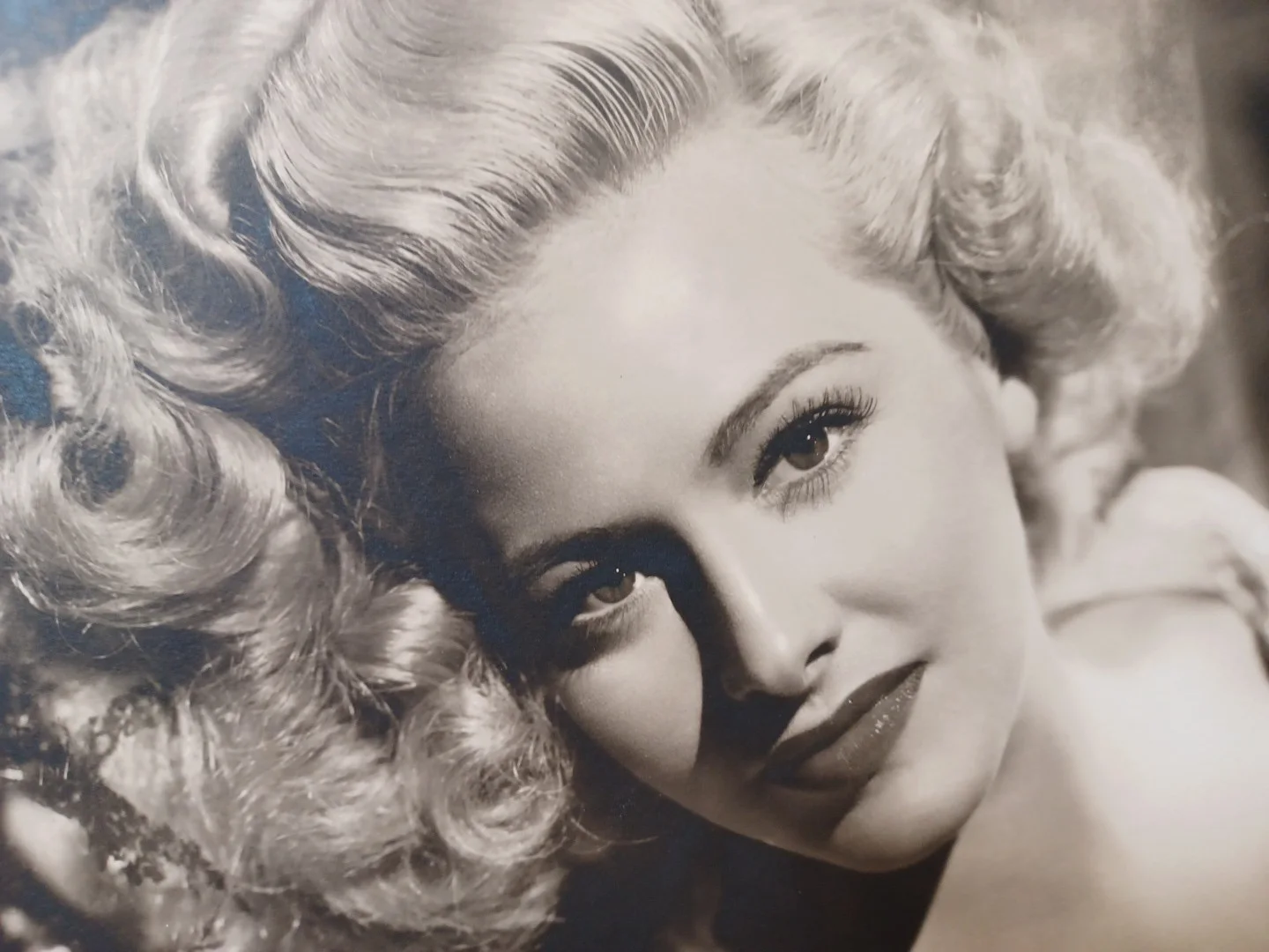40's American Actress Marilyn Maxwell Autographed Photo 8 x 10 RRP 448, image 3