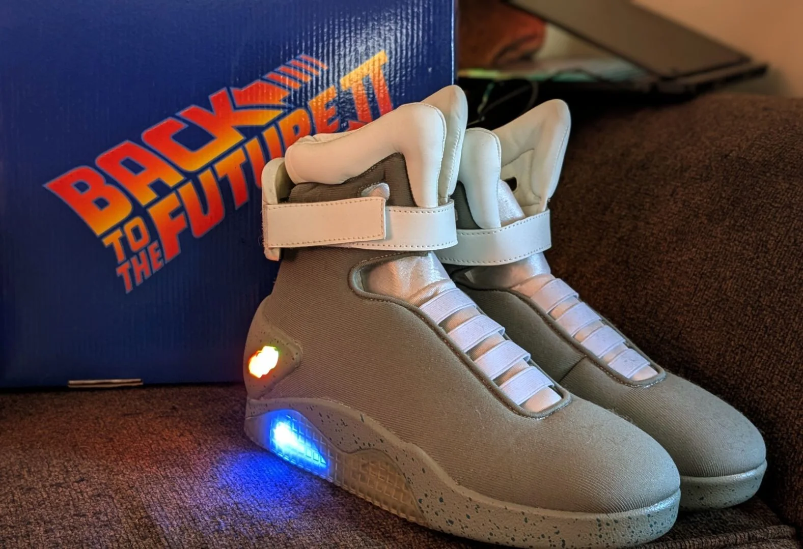 MICHAEL J FOX — Christopher Lloyd Signed Bck to the Future Hoverboard + Air Mags Universal Shoes, image 3