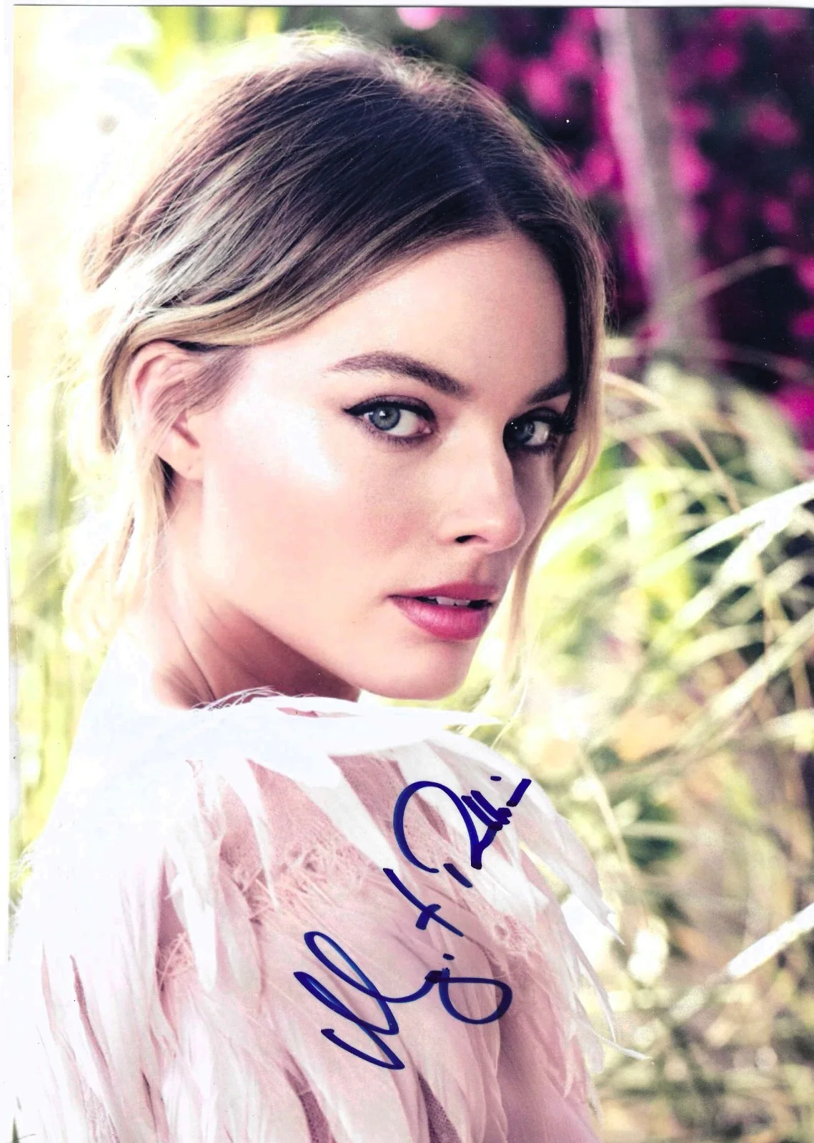 MARGOT ROBBIE — MARGOT ROBBIE signed 8x12 appears as BARBIE, Harley Quinn - Suicide Squad UNIQUE