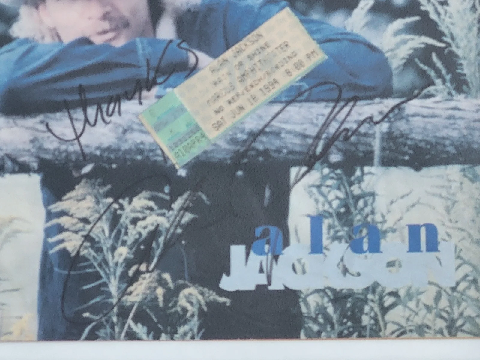 VINTAGE ALAN JACKSON AUTOGRAPH SIGNED MAGAZINE COVER WITH CONCERT TICKET FRAMED, изображение 2