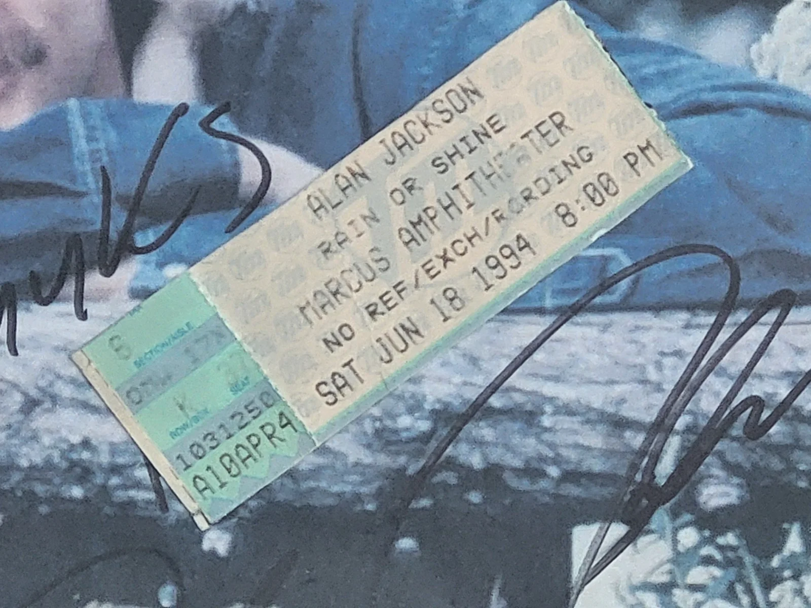 VINTAGE ALAN JACKSON AUTOGRAPH SIGNED MAGAZINE COVER WITH CONCERT TICKET FRAMED, изображение 3