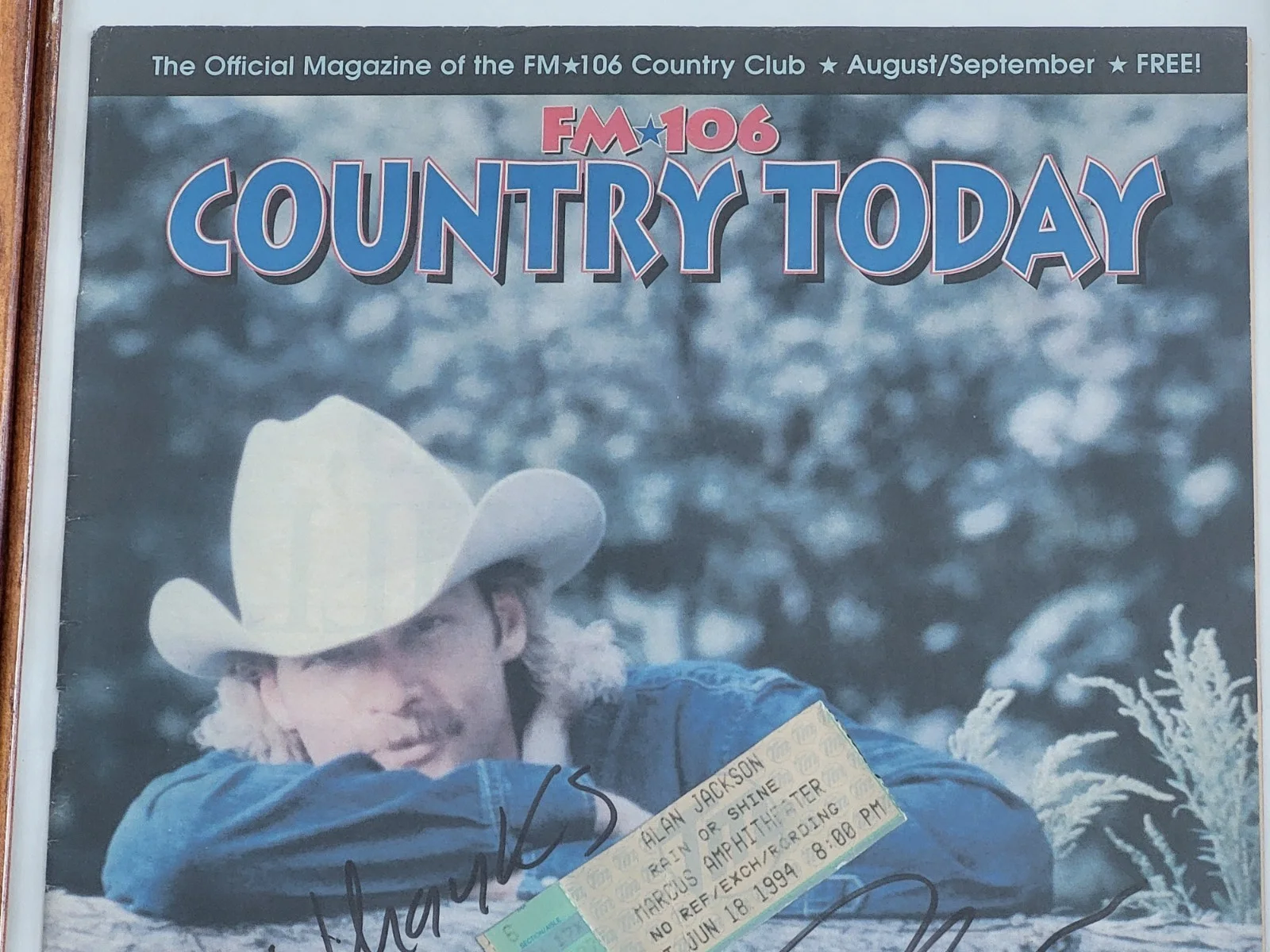 VINTAGE ALAN JACKSON AUTOGRAPH SIGNED MAGAZINE COVER WITH CONCERT TICKET FRAMED, изображение 4