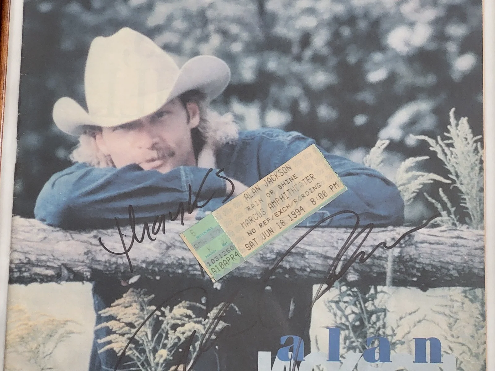 VINTAGE ALAN JACKSON AUTOGRAPH SIGNED MAGAZINE COVER WITH CONCERT TICKET FRAMED, изображение 5