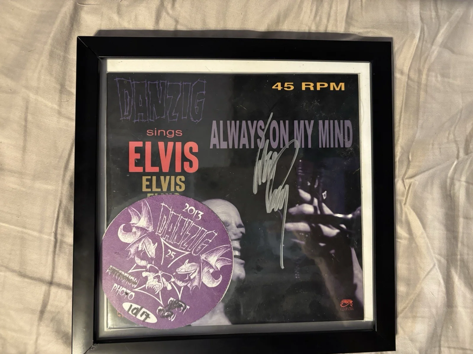GLENN DANZIG SIGNED 'SINGS ELVIS' 7 INCH w/ PHOTO PASS AND FRAME, image 4