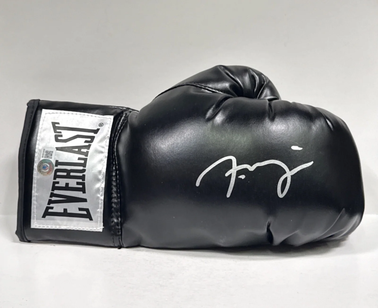 Jonathan Majors — Jonathan Majors Signed Black Everlast Boxing Glove Creed III BAS BH053000