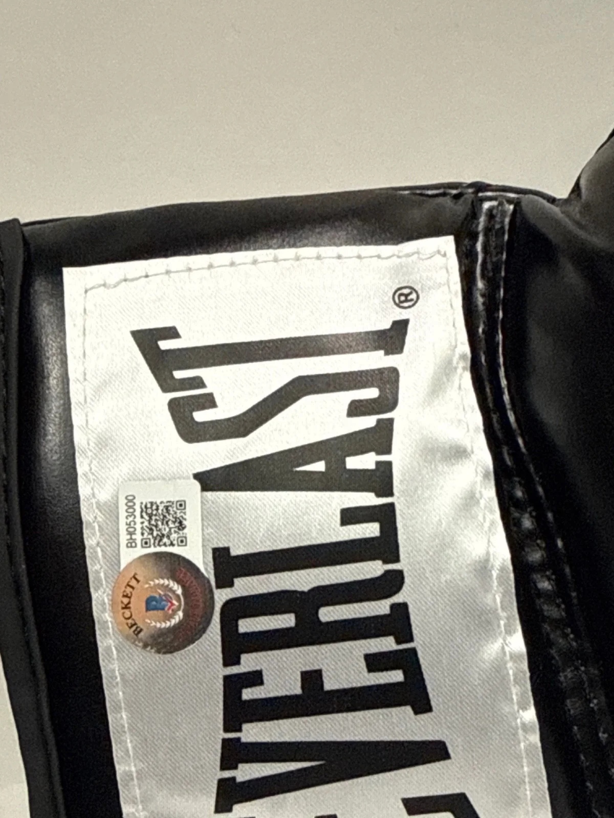 Jonathan Majors — Jonathan Majors Signed Black Everlast Boxing Glove Creed III BAS BH053000, image 2