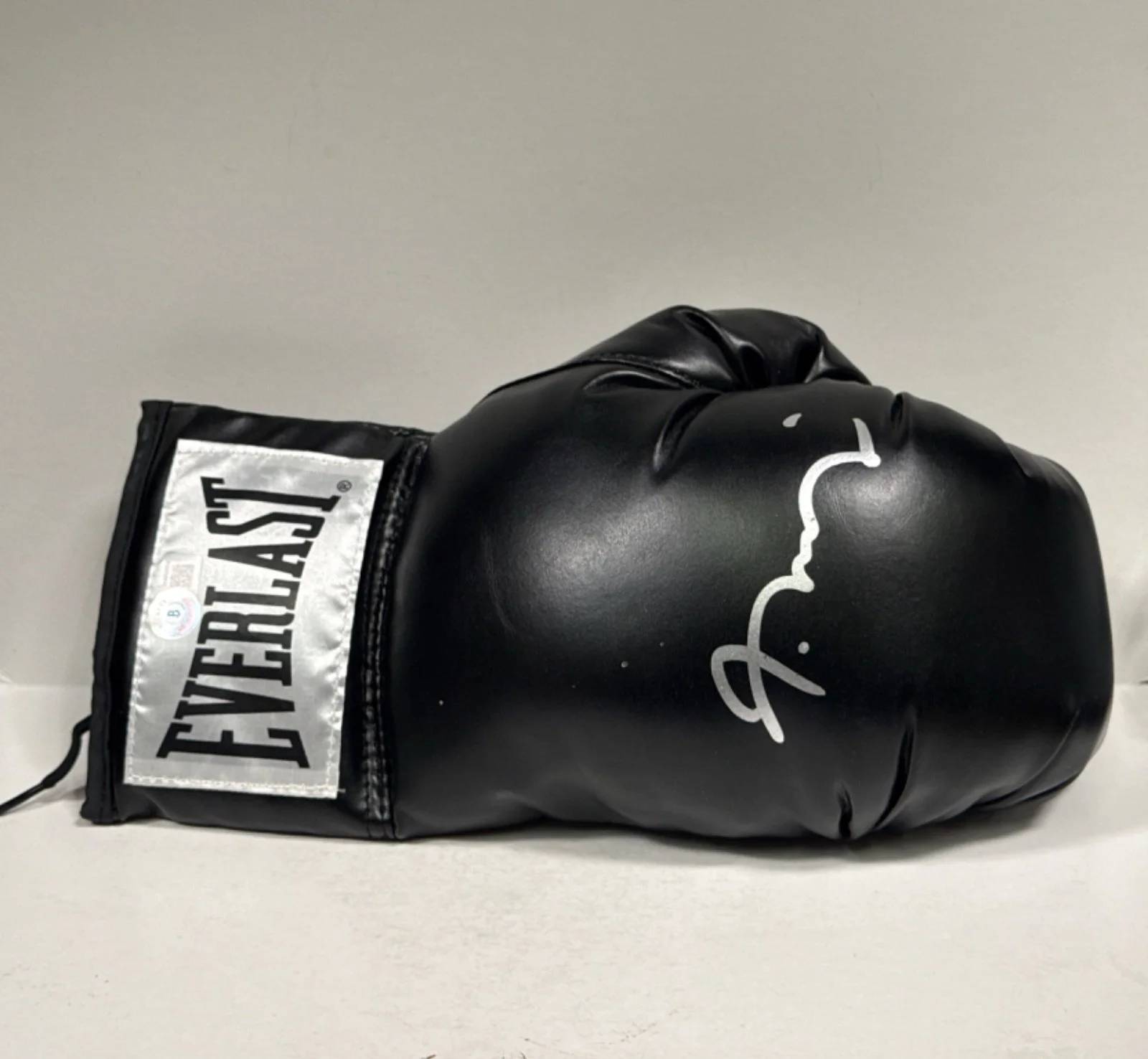 Jonathan Majors — Jonathan Majors Signed Black Everlast Boxing Glove Creed III BAS BH050004