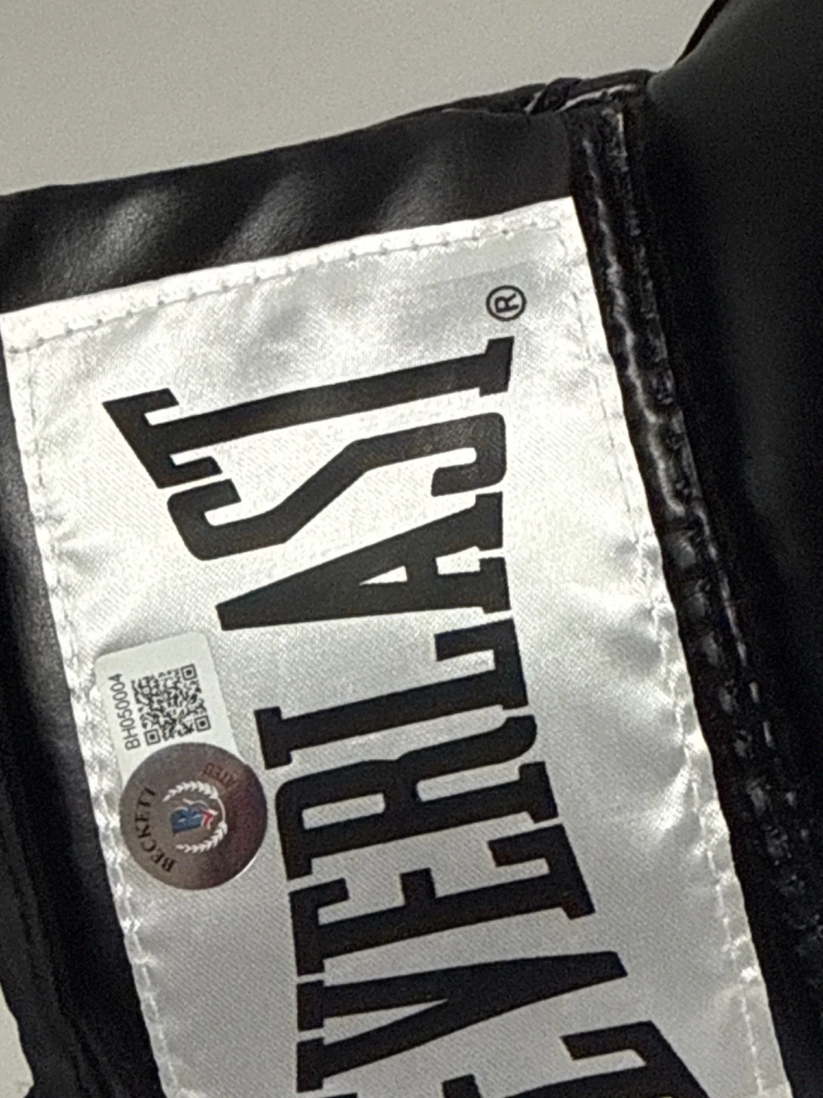 Jonathan Majors — Jonathan Majors Signed Black Everlast Boxing Glove Creed III BAS BH050004, image 2