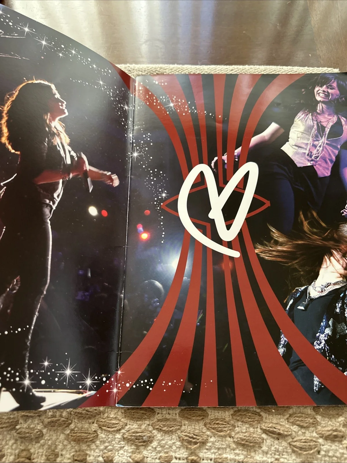 Demi Lovato Signed Here We Go Again CD +2009 Tour Program Booklet And Ticket, image 4
