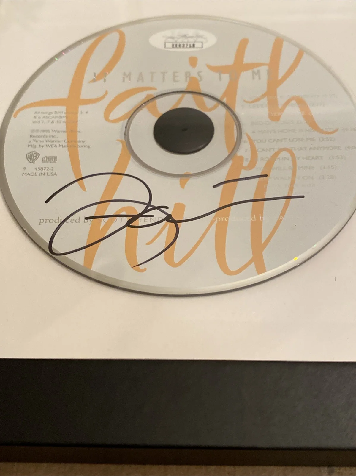 Faith Hill Signed + Framed "It Matters to Me" CD! 7.69"X13.13". JSA COA❤️, изображение 3