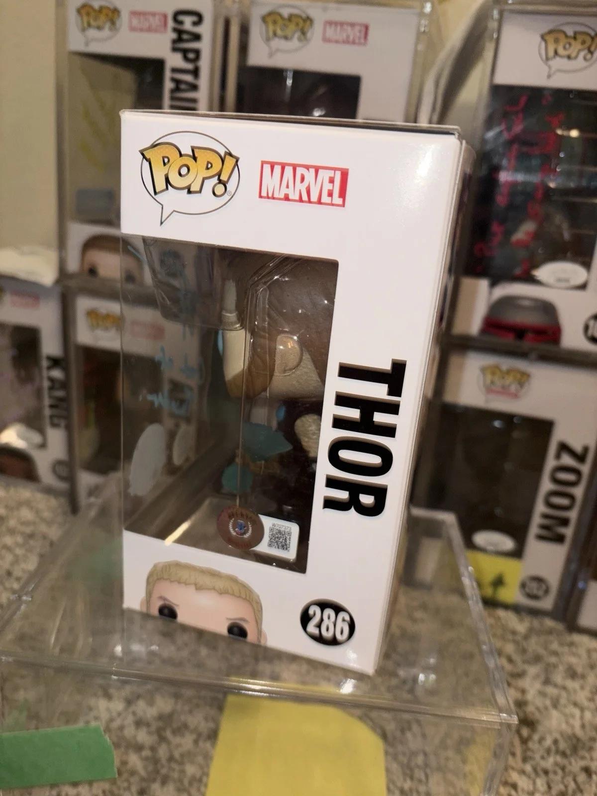Chris Hemsworth — CHRIS HEMSWORTH Signed THOR 286 Funko Pop MARVEL Infinity War GITD SWAU QR COA, image 2