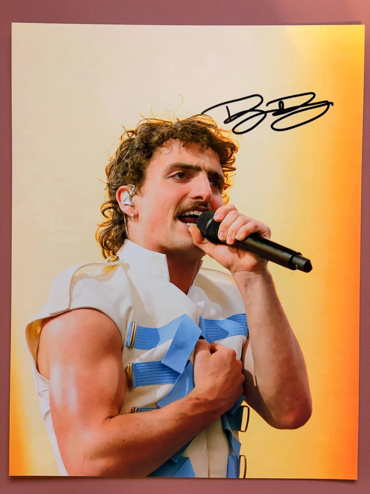 Benson Boone — Boone Benson Signed•Autographed Color 8.5 x 11 Photograph w/ COA, изображение 2
