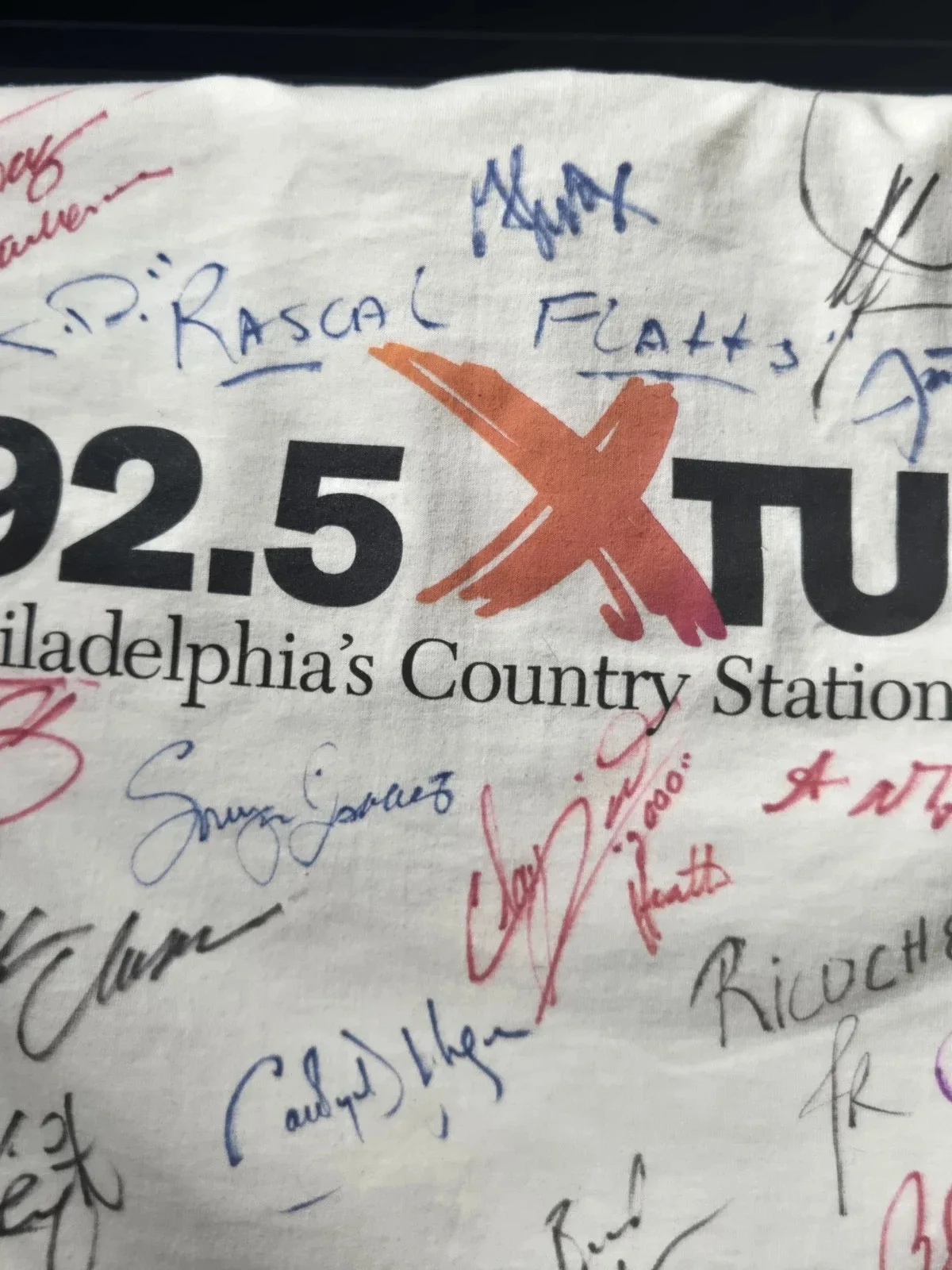 RADIO STATION SHIRT signed 30x country singers BECKETT qo TRACE ADKINS CHESNEY+, изображение 4