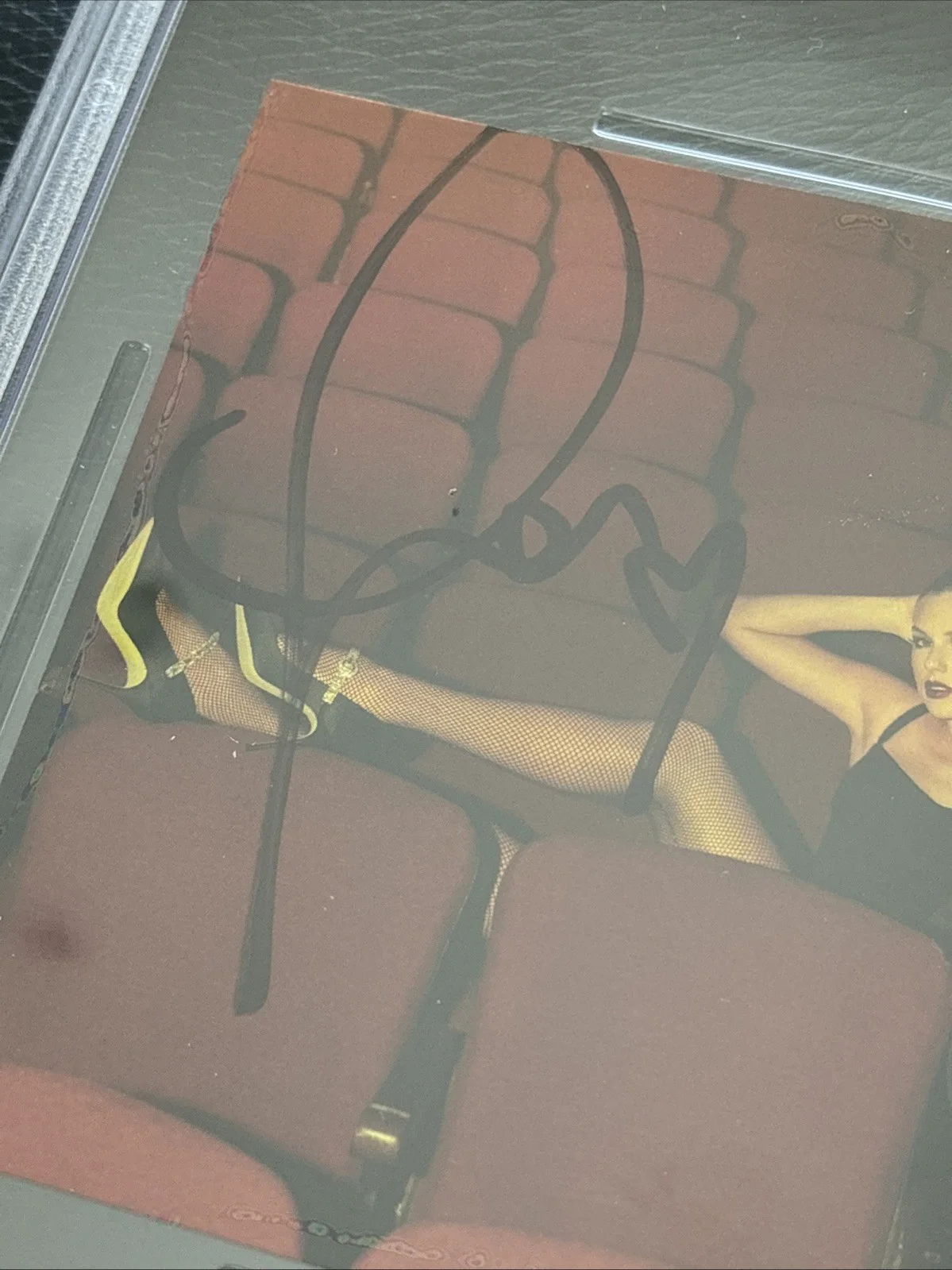 Taylor Swift Signed CD Cover The Life Of A Showgirl #2 PSA Encased Authentic, изображение 2