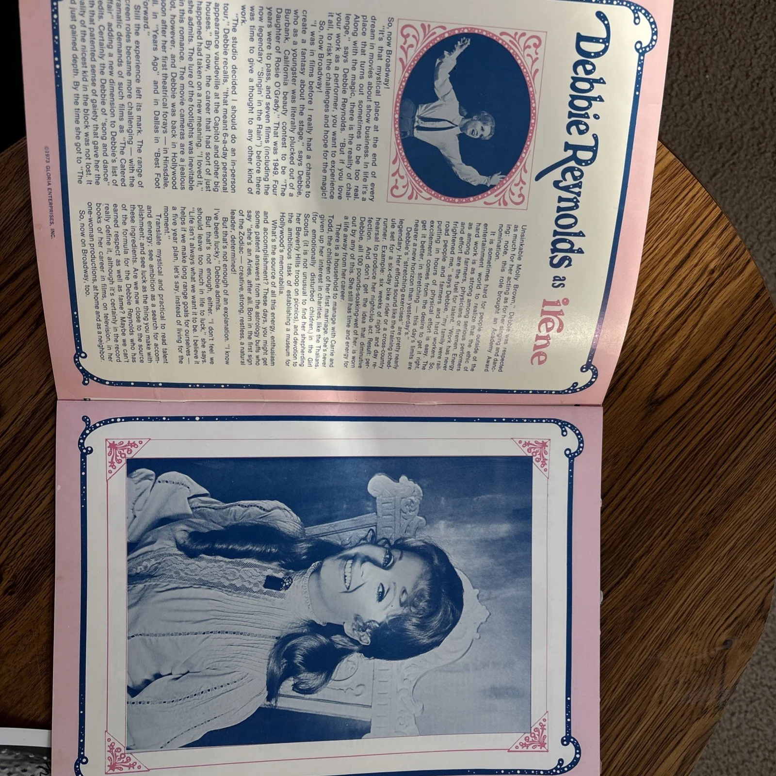Debbie Reynolds — Debbie Reynolds Irene Souvenir Album With Autopen Signed Photo, изображение 2