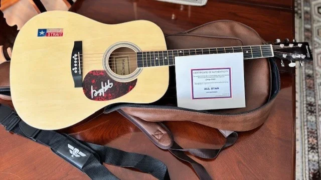 George Strait Signed Huntington Acoustic Guitar with certificate of authenticity, изображение 2