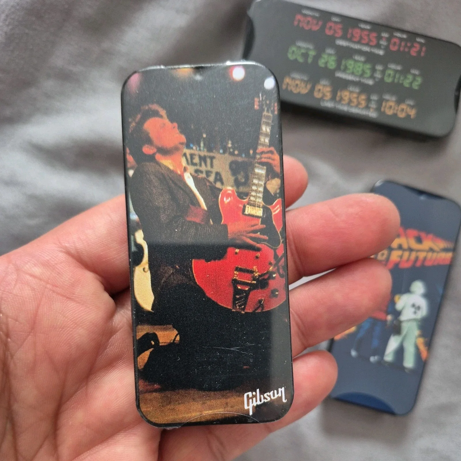 BACK TO THE FUTURE GIBSON GUITAR PICKS COMPLETE SET (3) TINS 40TH ANNIVERSARY, изображение 2