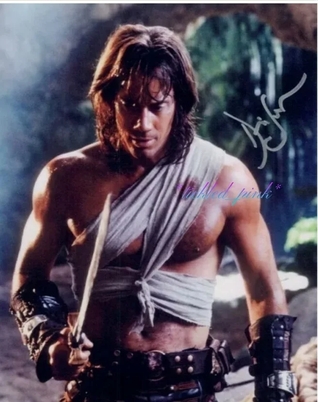 Kevin Sorbo — Kevin Sorbo- Hercules signed 8x10 Photo w/COA (wounded/bandaged)