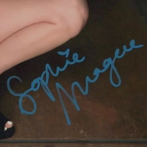 Sophie Magee — Brunette beauty, signature model Sophie Magee- signed 8x10 Photo w/COA, изображение 2