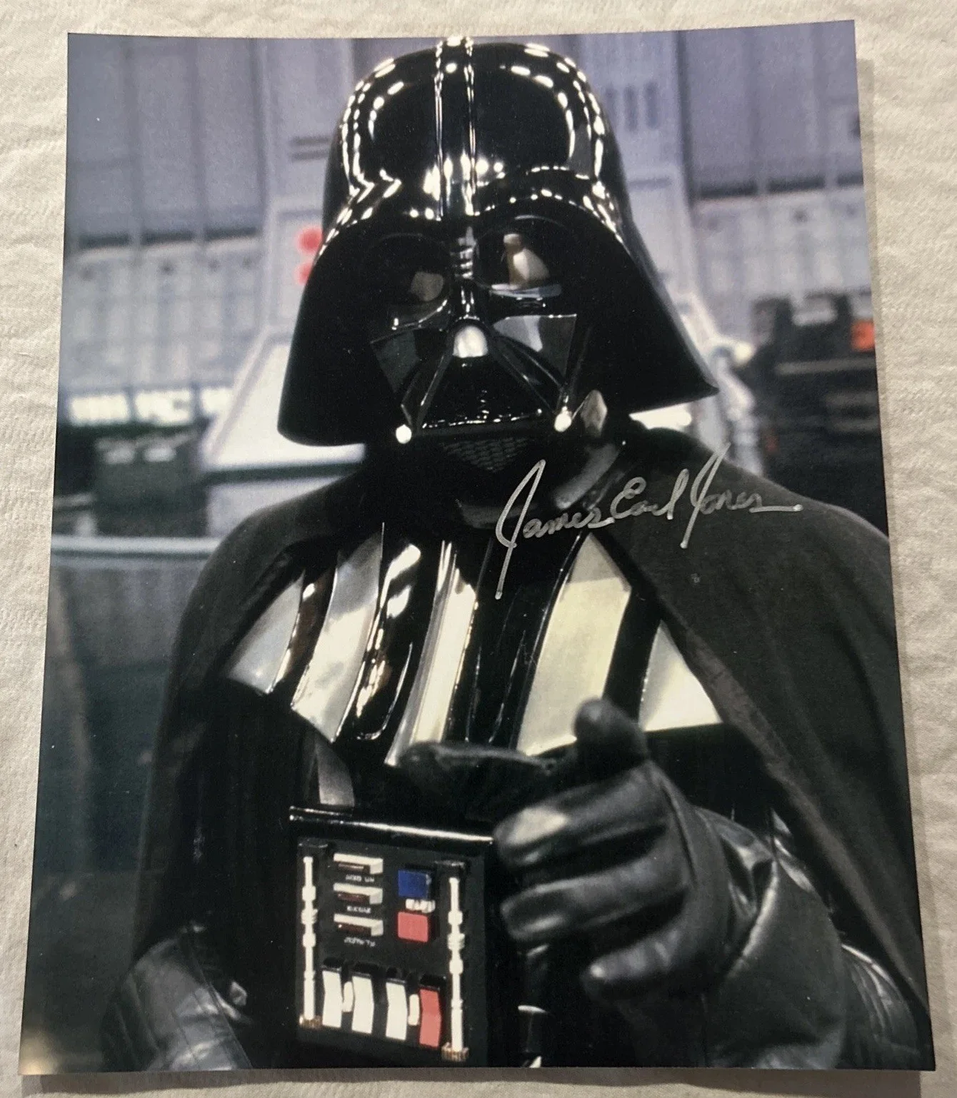 JAMES EARL JONES — JAMES EARL JONES AUTOGRAPHED STAR WARS DARTH VADER 8X10 PHOTO