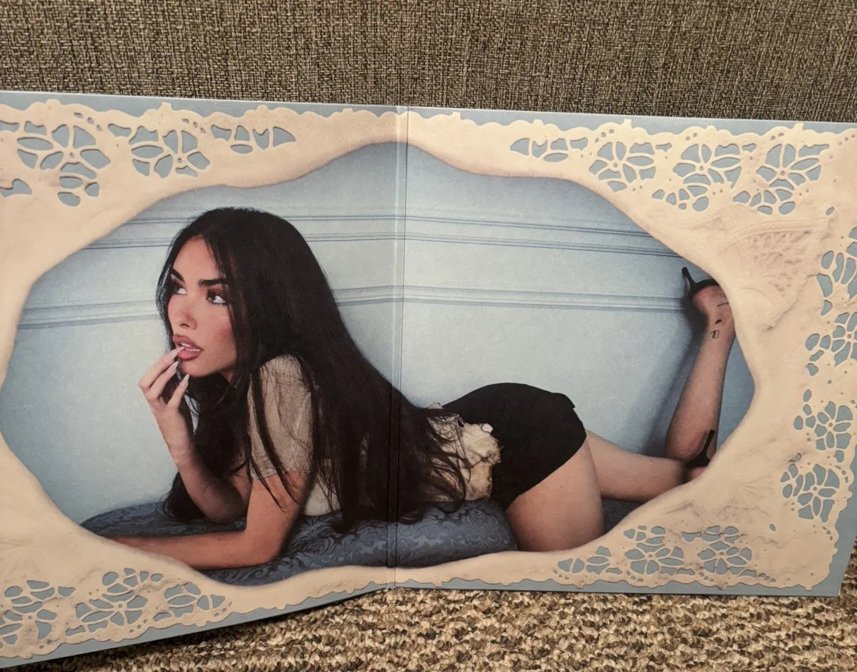 Madison Beer SIGNED Jacket Cover~Huge Autograph ~Locket Vinyl LP~Ultra Rare, изображение 4