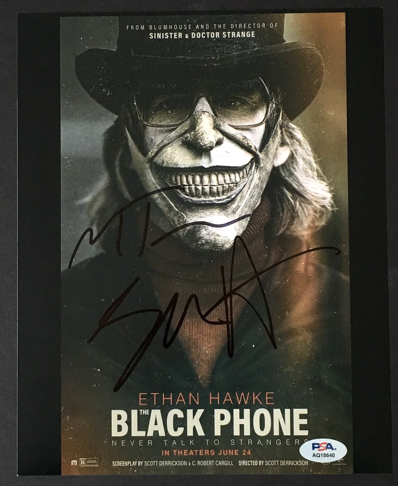 Ethan Hawke, Mason Thames — ETHAN HAWKE MASON THAMES SIGNED 8x10 PHOTO PSA DNA AUTOGRAPH BLACK PHONE CAST