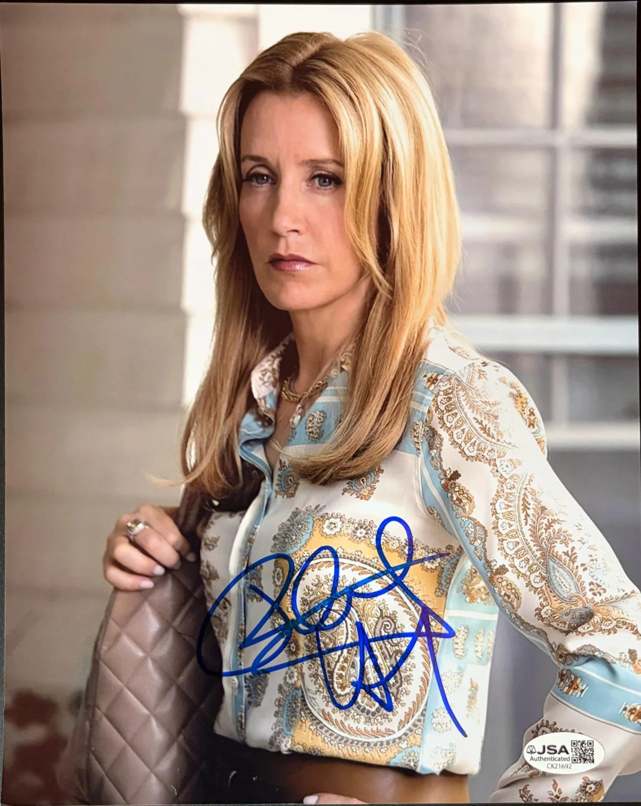 Felicity Huffman — FELICITY HUFFMAN SIGNED 8X10 PHOTO LYNETTE SCAVO DESPERATE HOUSEWIVES JSA COA