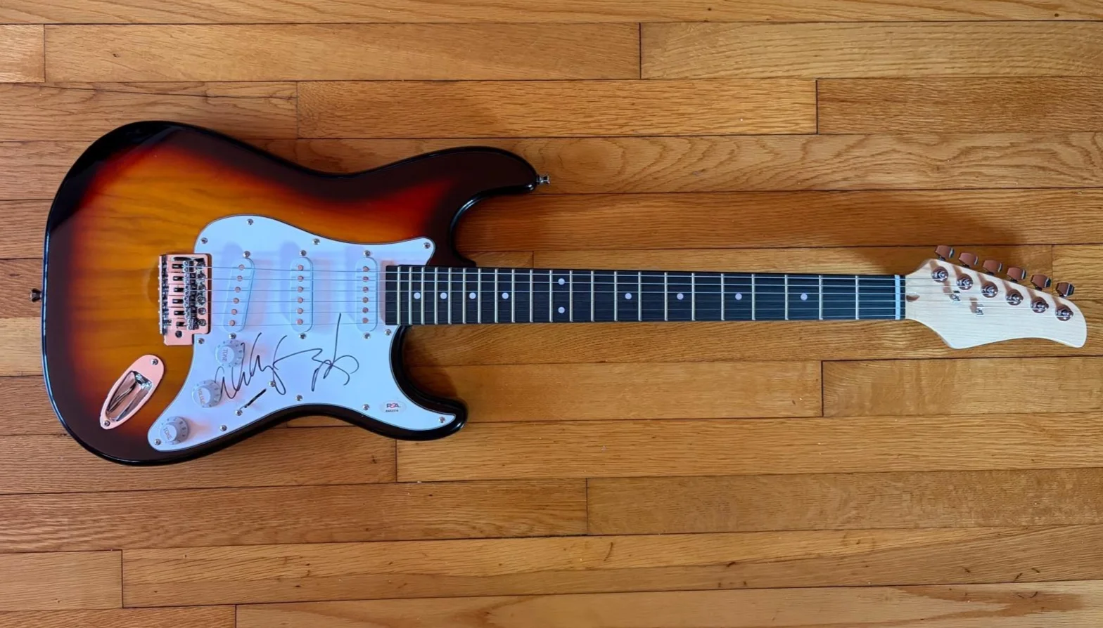 Johnny Depp, Alice Cooper — JOHNNY DEPP ALICE COOPER SIGNED STRATOCASTER GUITAR HOLLYWOOD VAMPIRES PSA COA, image 2