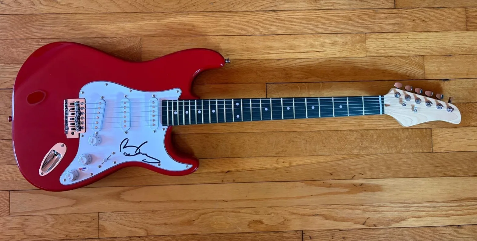 Brian May — BRIAN MAY SIGNED AUTOGRAPHED STRATOCASTER GUITAR RARE QUEEN NOW I'M HERE PSA COA, изображение 2