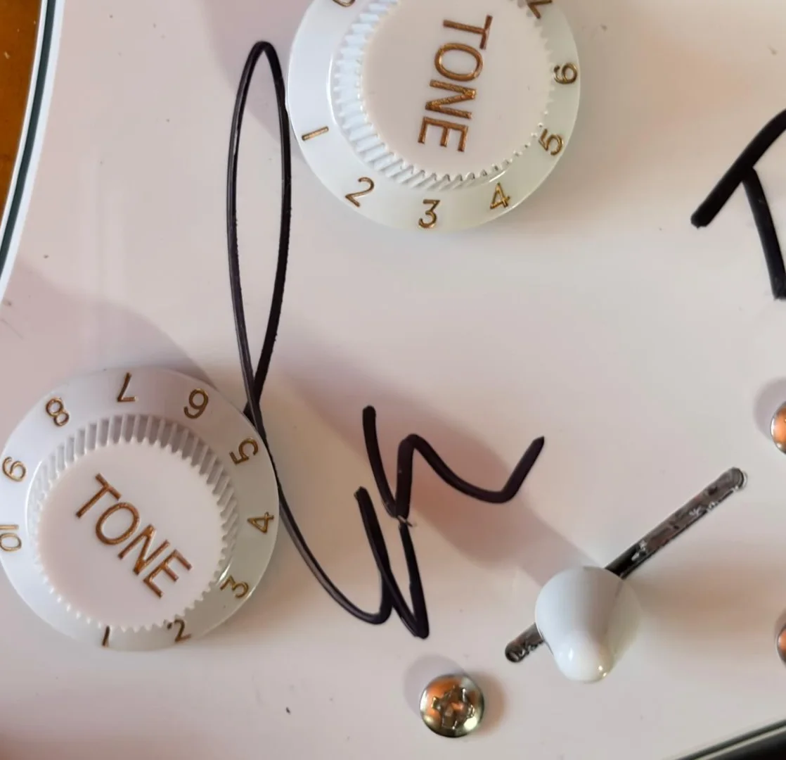 Lindsey Buckingham, Christine Mcvie — LINDSEY BUCKINGHAM CHRISTINE MCVIE SIGNED STRATOCASTER GUITAR FLEETWOOD MAC PSA, image 4