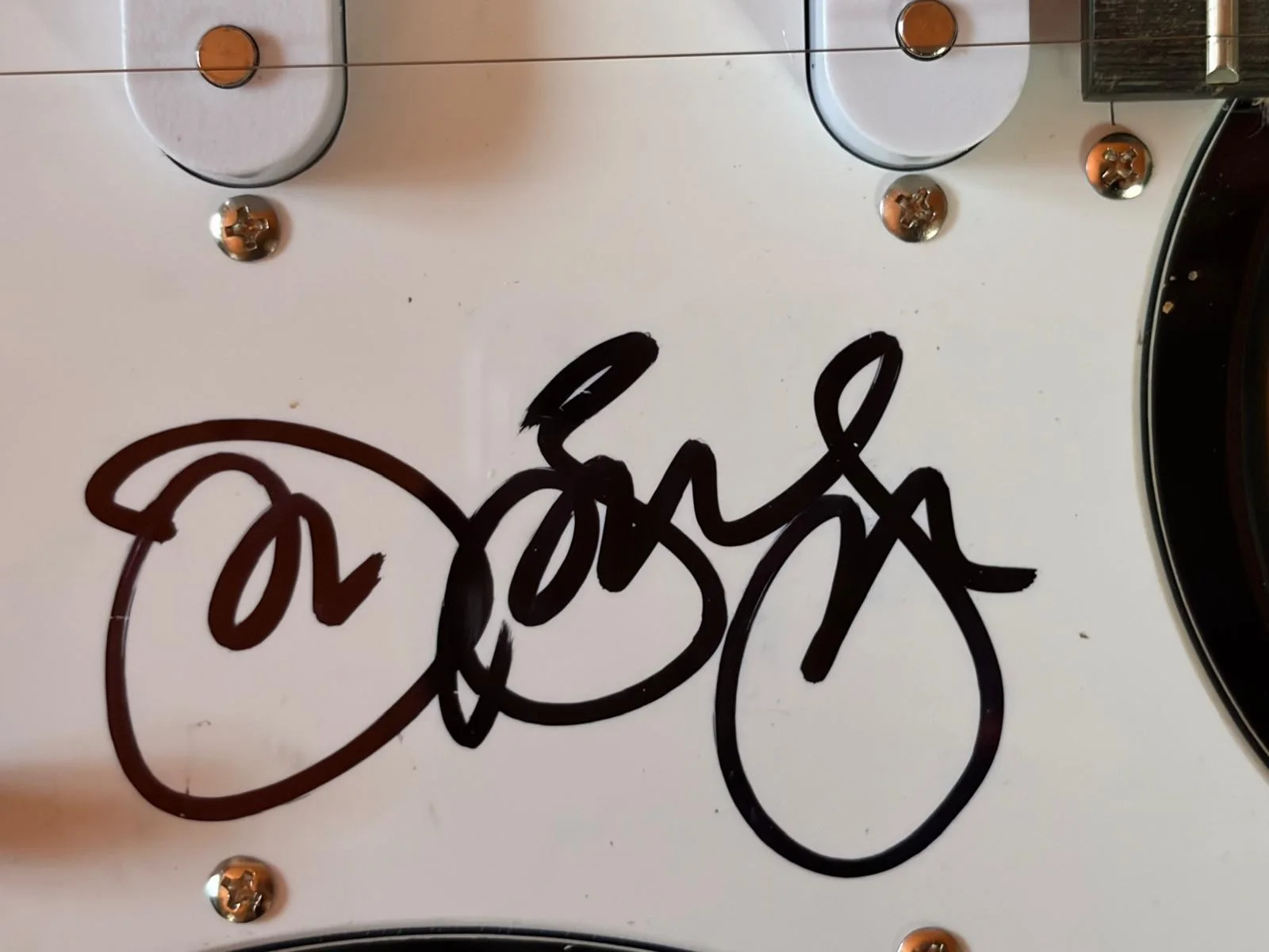 Bon Jovi — JON BON JOVI SIGNED AUTOGRAPHED STRATOCASTER GUITAR FULL NAME NEW JERSEY PSA B, изображение 3
