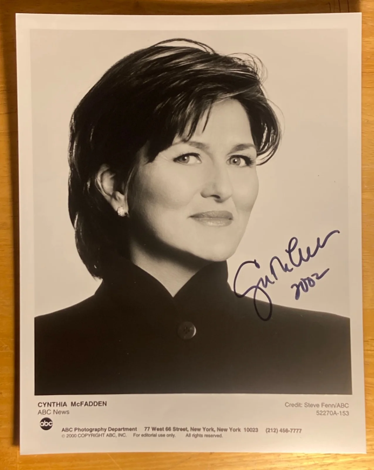 Hand SIGNED Cynthia McFadden 7x9 (2000) ABC News Press Photo - TV Host, etc, image 2