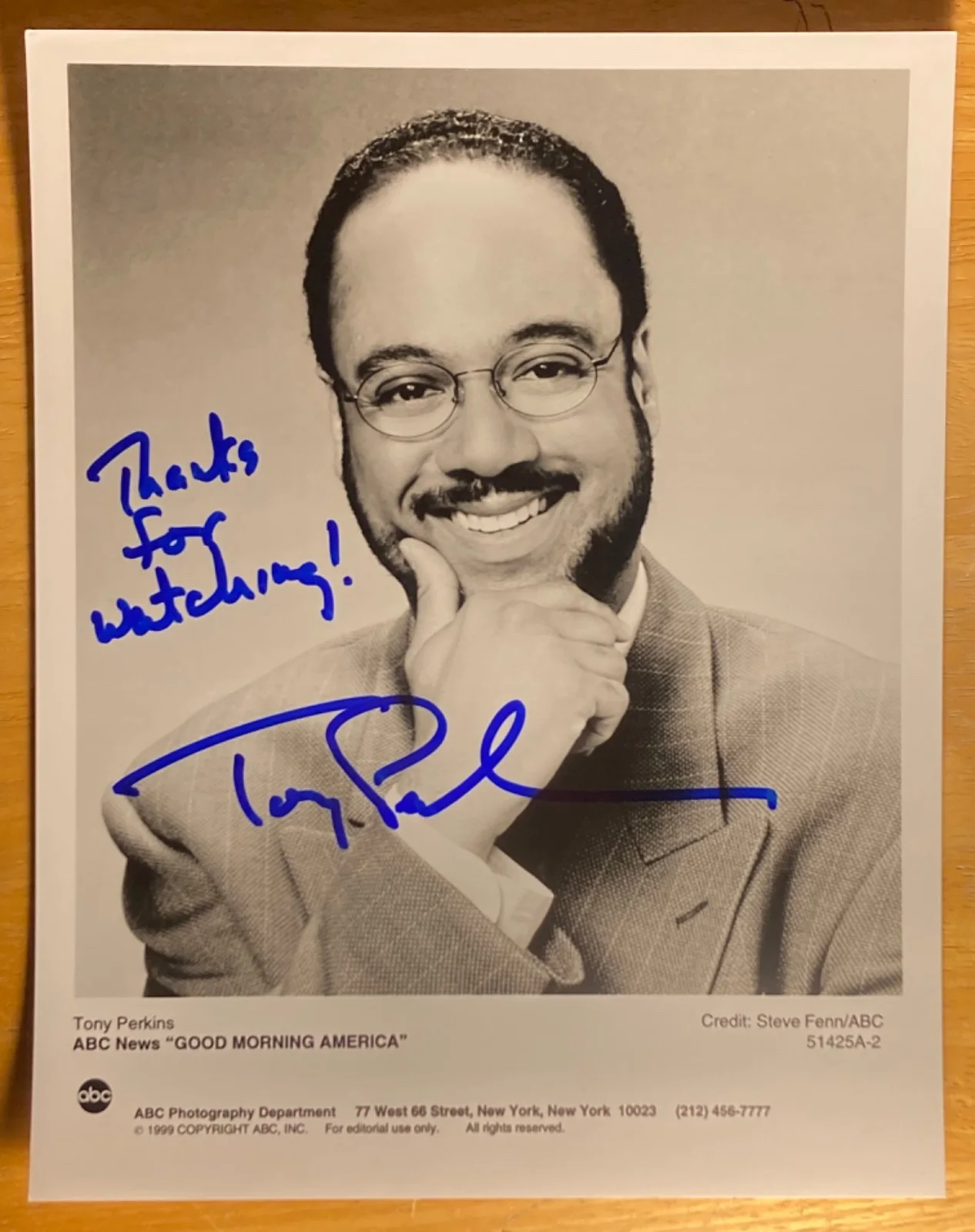 Hand SIGNED Tony Perkins 7x9 (1999) ABC News Press Photo - Good Morning America, изображение 2