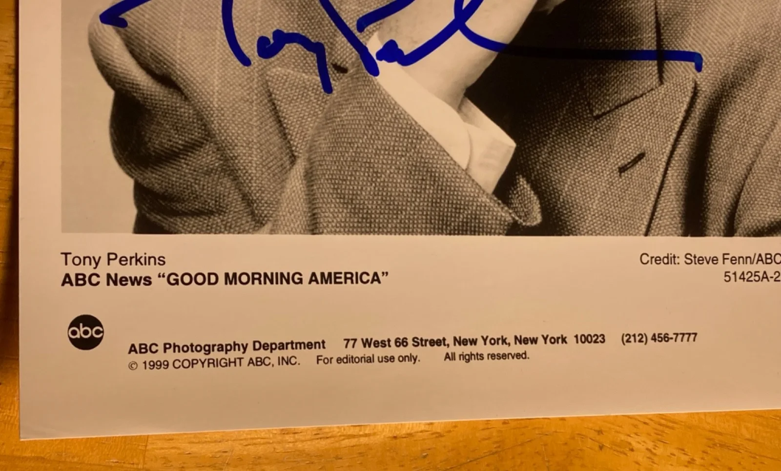 Hand SIGNED Tony Perkins 7x9 (1999) ABC News Press Photo - Good Morning America, изображение 4
