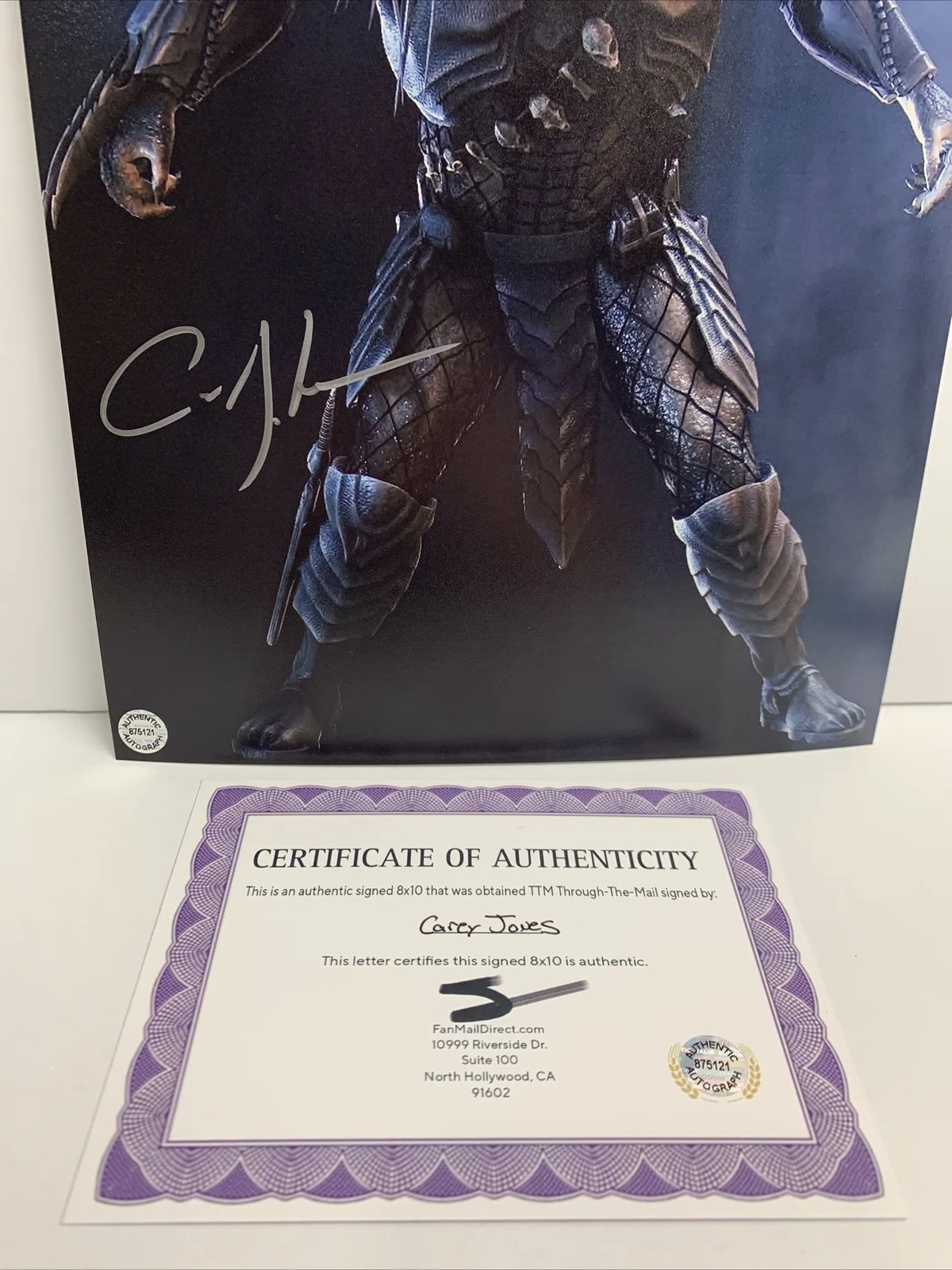 actress — CAREY JONES (Predators) Signed Autographed 8x10 photo - AUTO w/COA, изображение 2