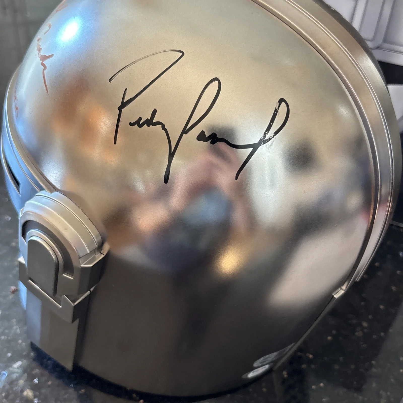 Pedro Pascal — Pedro Pascal Signed +3Black Series The Mandalorian Helmet SWAU PSA Authentic LOA, изображение 5