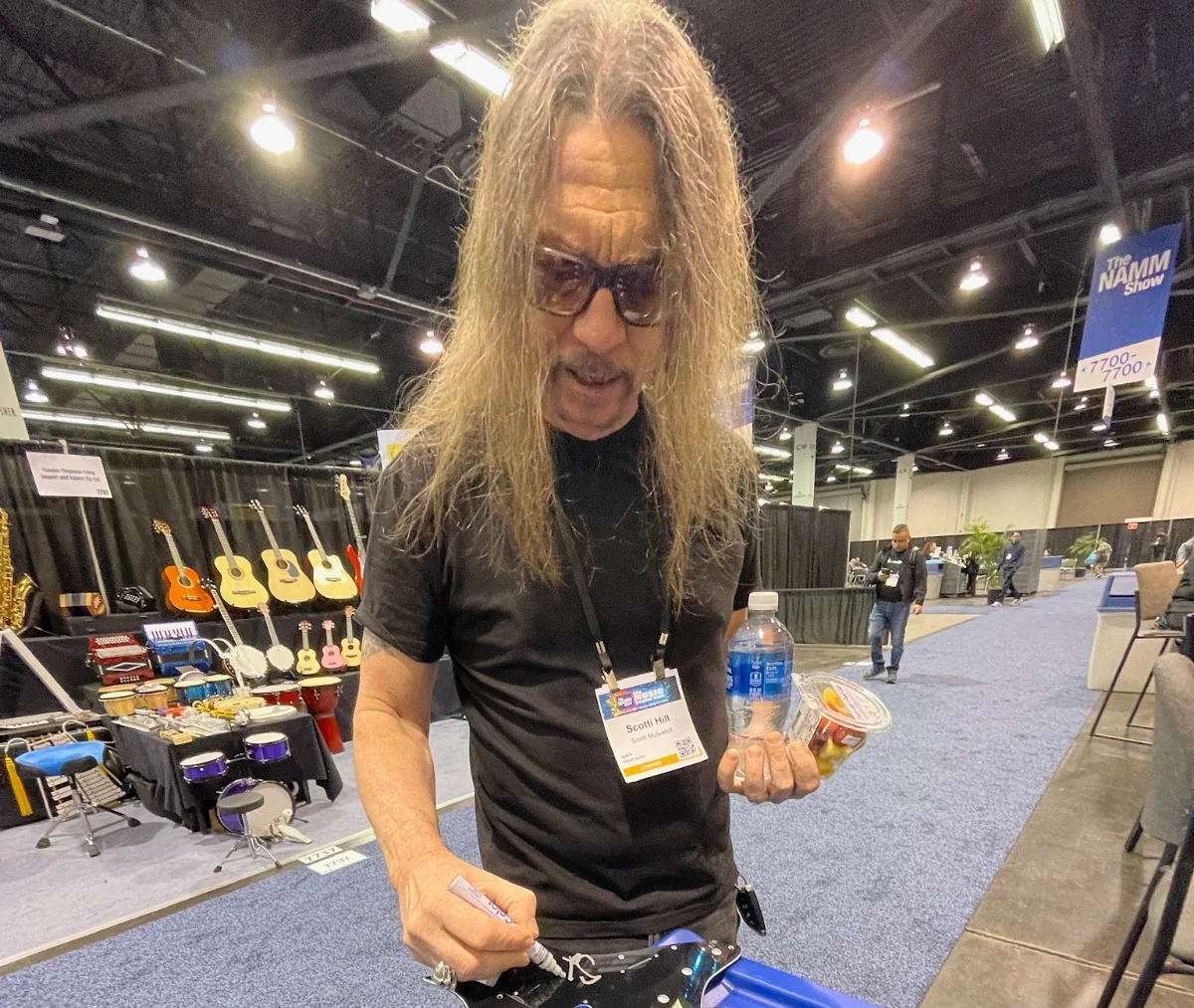 GFA Skid Row Band Guitarist * SCOTTI HILL * Signed 8x10 Photo PROOF COA, изображение 2