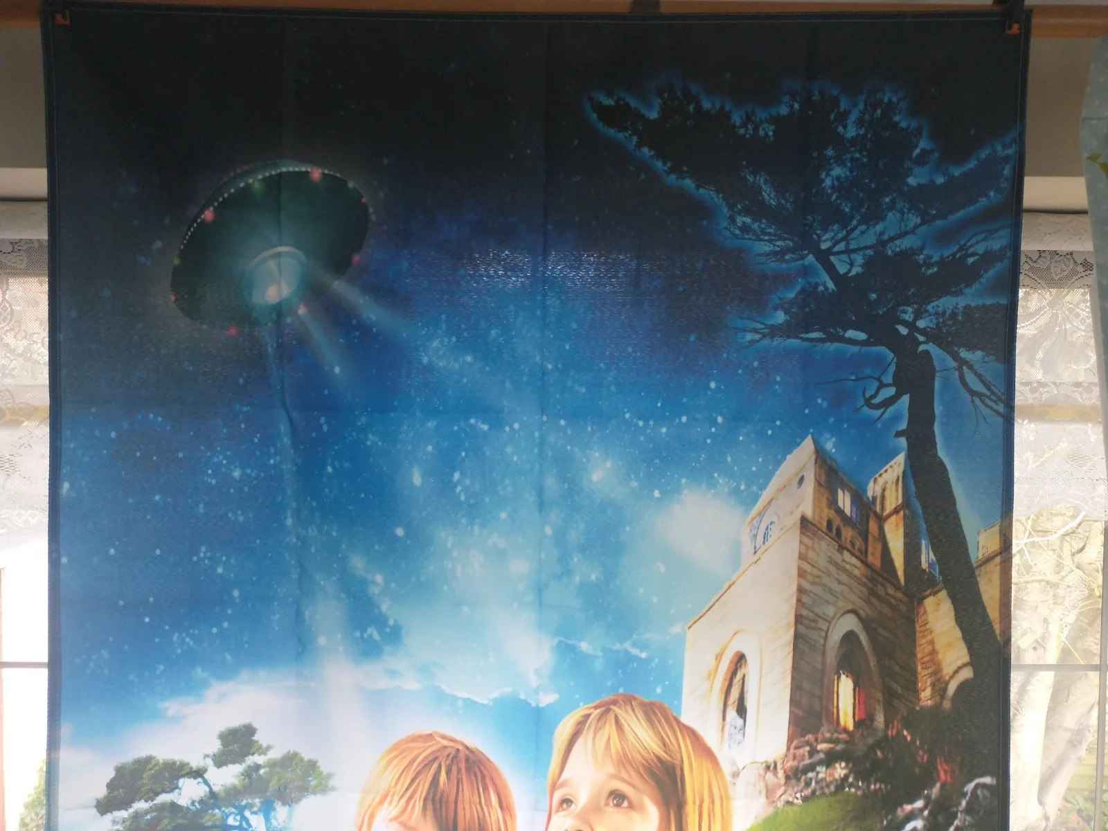 Escape to Witch Mountain - Promo Poster Artwork of the 1975 Film as a Large Flag, изображение 2