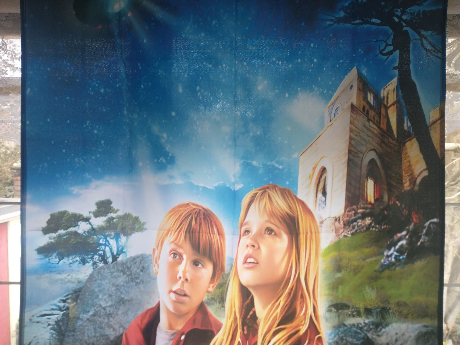Escape to Witch Mountain - Promo Poster Artwork of the 1975 Film as a Large Flag, изображение 3