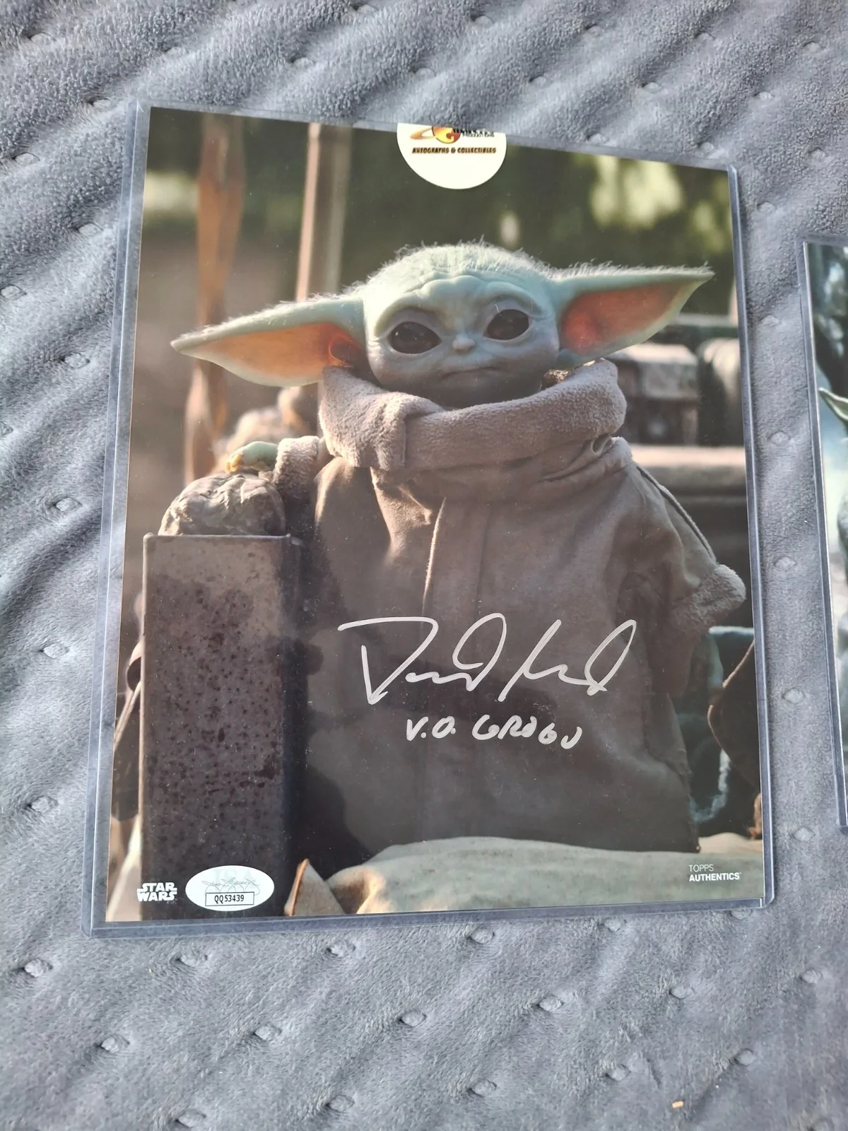 David Acord — The Mandalorian- David Acord Baby Yoda & Deep Roy Yoda Signed 8x10 JSA COA, изображение 2