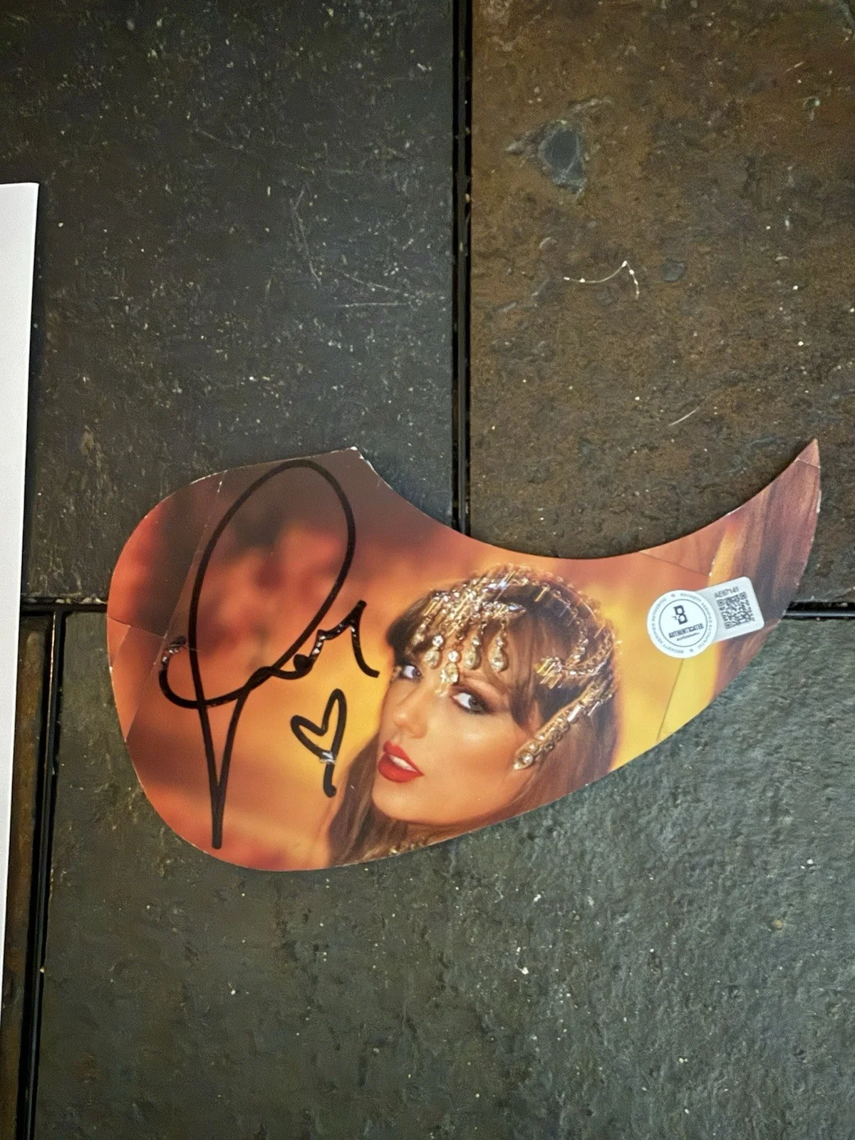 TAYLOR SWIFT SIGNED AUTOGRAPH ACOUSTIC PICK GUARD THE LIFE OF A SHOWGIRL BAS LOA, изображение 2